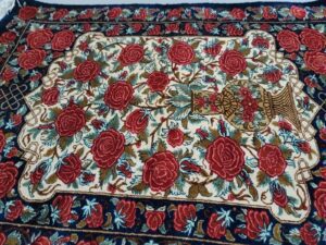 ペルシャ絨毯は細かい刺繍も全て手織りで仕上げてあり、床の上