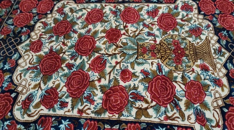 ペルシャ絨毯は細かい刺繍も全て手織りで仕上げてあり、床の上