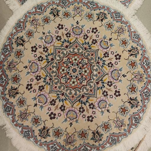 ペルシャ絨毯の歴史もとても古く、3,200~300年前の絨毯がそのま