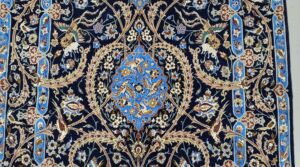 実用性と美術的価値の両方を併せ持つ、ペルシャ絨毯ですがその素材には主に絹（シルク）、羊毛（ウール）、木綿（コットン）の3種類が用いられています。