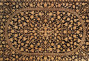 綿密な織りが評価されている、クム産。最もポピュラーで親しみやすく、日本国内でも人気の高い絨毯です。